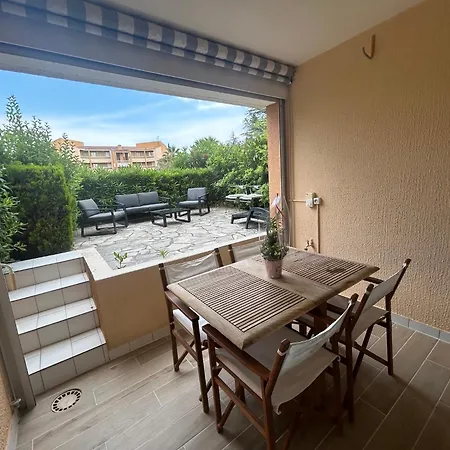 Avec Terrasse, Piscine Et Place De Parking - 6 Couchages Le Lavandou